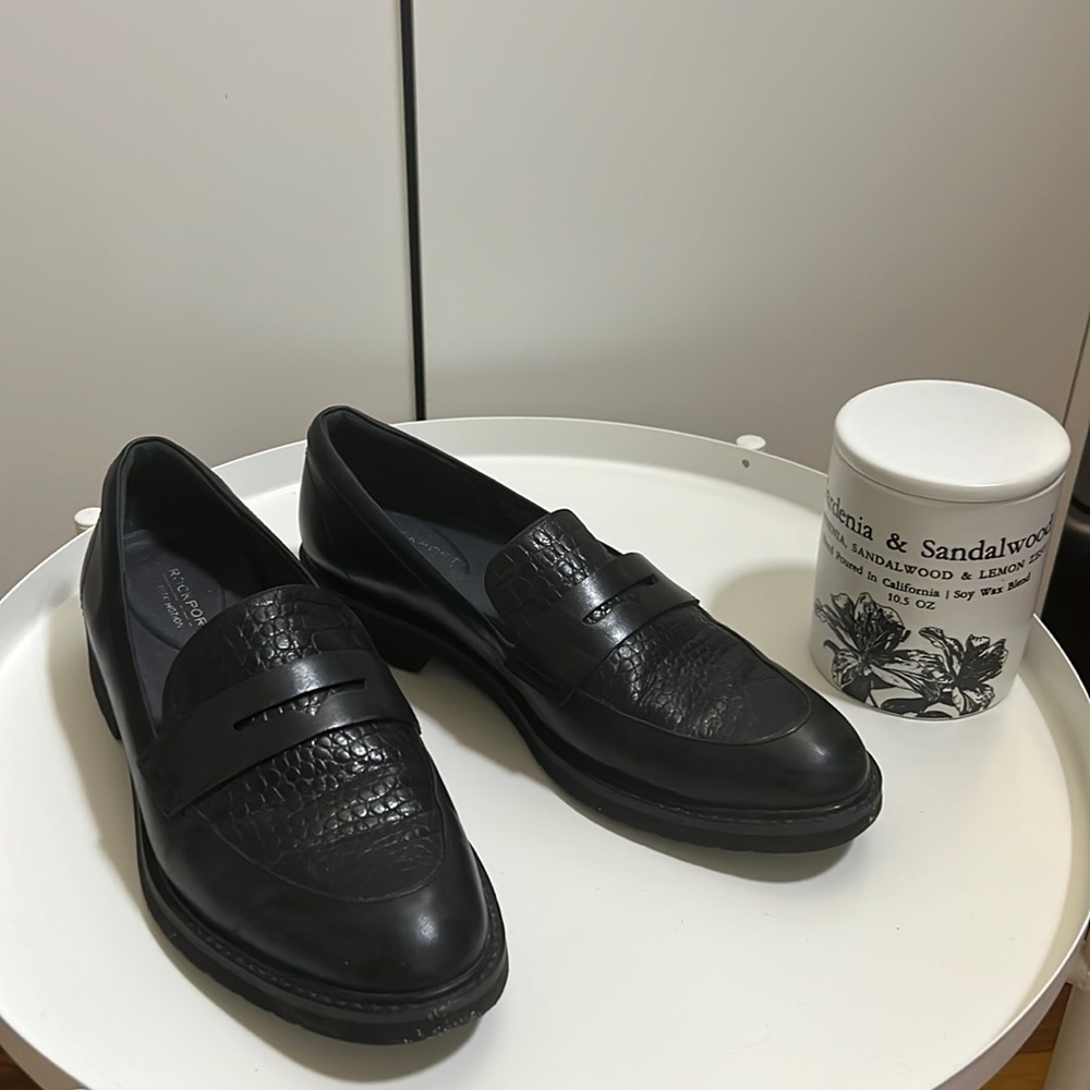 Rockport brand. Shoes are lightweight and confortable.